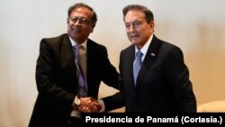 Los presidentes de Colombia y Panamá, Gustavo Petro y Nito Cortizo, se saludan tras conversar en Nueva York sobre la crisis migratoria, el martes 19 de septiembre de 2023.