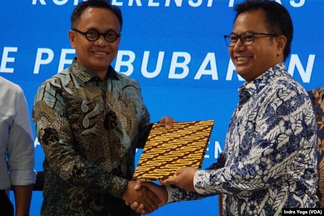 Penyerahan dokumen dan berkas aset-aset dari 7 BUMN yang akan dibubarkan pada konferensi pers pada Jumat (28/12) di Jakarta. (VOA/Indra Yoga)