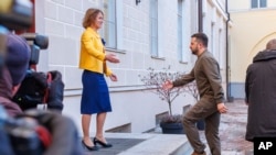 Perdana Menteri Estonia Kaja Kallas (kiri), menyambut Presiden Ukraina Volodymyr Zelenskyy di Stenbock House, Tallinn, Estonia, Kamis, 11 Januari 2024. (AP)