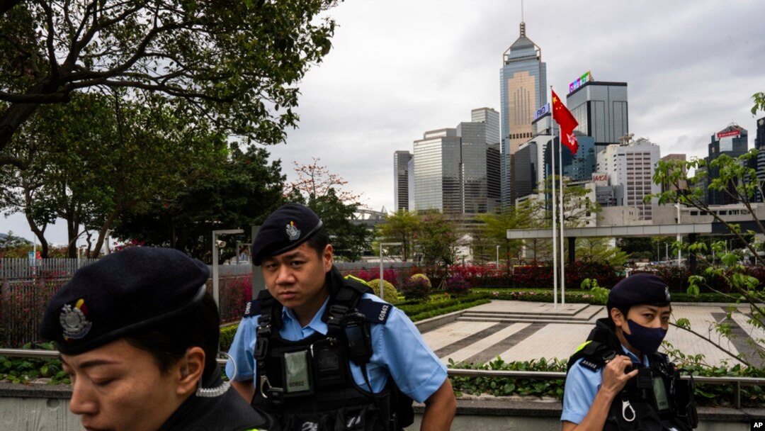 FILE - Polisi berjaga di luar Dewan Legislatif di Hong Kong, Selasa, 19 Maret 2024. (AP/Louise Delmotte)