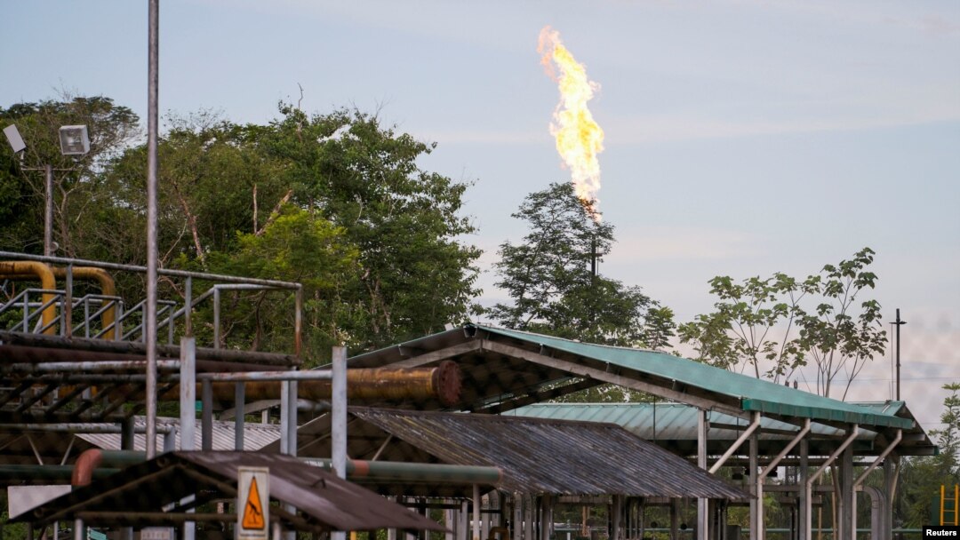 Una infraestructura de la petrolera estatal ecuatoriana Petroecuador se muestra en las afueras de Nueva Loja, Ecuador, el 3 de mayo de 2022.