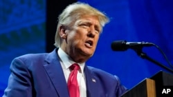 ARCHIVO - El expresidente Donald Trump habla en la Convención de la Asociación Nacional del Rifle en Indianápolis, el 14 de abril de 2023.