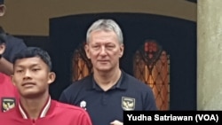 Frank Wormuth (kanan)konsultan pelatih di Timnas Indonesia U17 asal Jerman saat foto bersama di rumah dinas wali kota Solo, Senin (14/8). (Foto: VOA/ Yudha Satriawan)