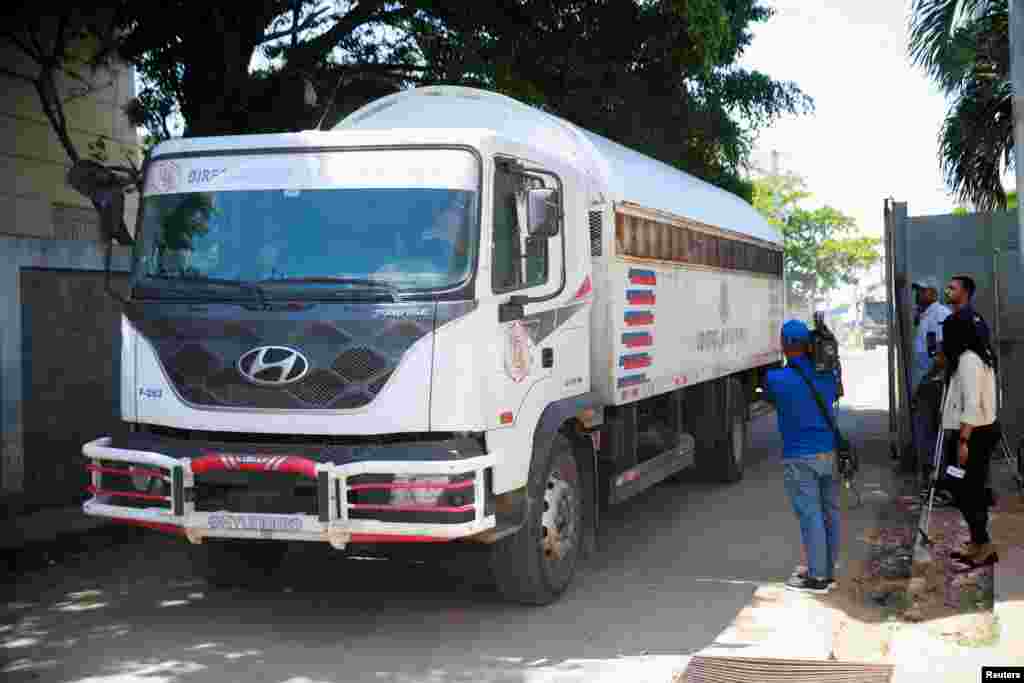  Los camiones que transportan haitianos indocumentados salen de un centro de detención de inmigrantes en Haina, cerca de Santo Domingo, República Dominicana, 17 de mayo de 2024.&nbsp;