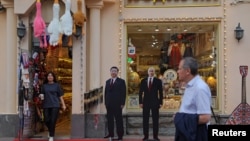 资料照：俄罗斯首都莫斯科一家礼品店外竖立的中国领导人习近平与俄罗斯总统普京的纸板画像。（2023年6月29日）
