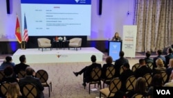 Ambasadorka SAD u Crnoj Gori Džudi Rajzing Rajnke na konferenciji "Otvoreno sa premijerom" u organizaciji Privredne komore SAD u Crnoj Gori.