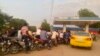 Des voitures et des motos font la queue à une station-service, espérant remplir leur réservoir à Ndjamena, au Tchad, le 4 mai 2023.