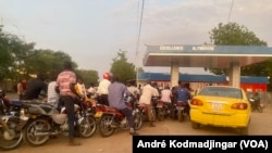 Des voitures et des motos font la queue à une station-service, espérant remplir leur réservoir à Ndjamena, au Tchad, le 4 mai 2023.