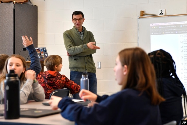 Teacher Donnie Piercey goes over the results of a writing assignment called "Find the Bot" during his class at Stonewall Elementary in Lexington, Ky., Monday, Feb. 6, 2023.(AP Photo/Timothy D. Easley)