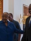 Predsjednik Džibutija Ismail Omar Guelleh pozdravlja američkog ministra odbrane Lloyda Austina u gradu Džibouti, 24. septembra 2023.