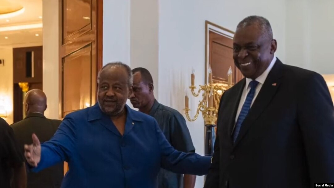 Predsjednik Džibutija Ismail Omar Guelleh pozdravlja američkog ministra odbrane Lloyda Austina u gradu Džibouti, 24. septembra 2023.