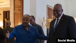 Predsjednik Džibutija Ismail Omar Guelleh pozdravlja američkog ministra odbrane Lloyda Austina u gradu Džibouti, 24. septembra 2023.