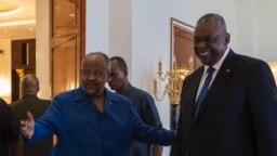 Predsjednik Džibutija Ismail Omar Guelleh pozdravlja američkog ministra odbrane Lloyda Austina u gradu Džibouti, 24. septembra 2023.