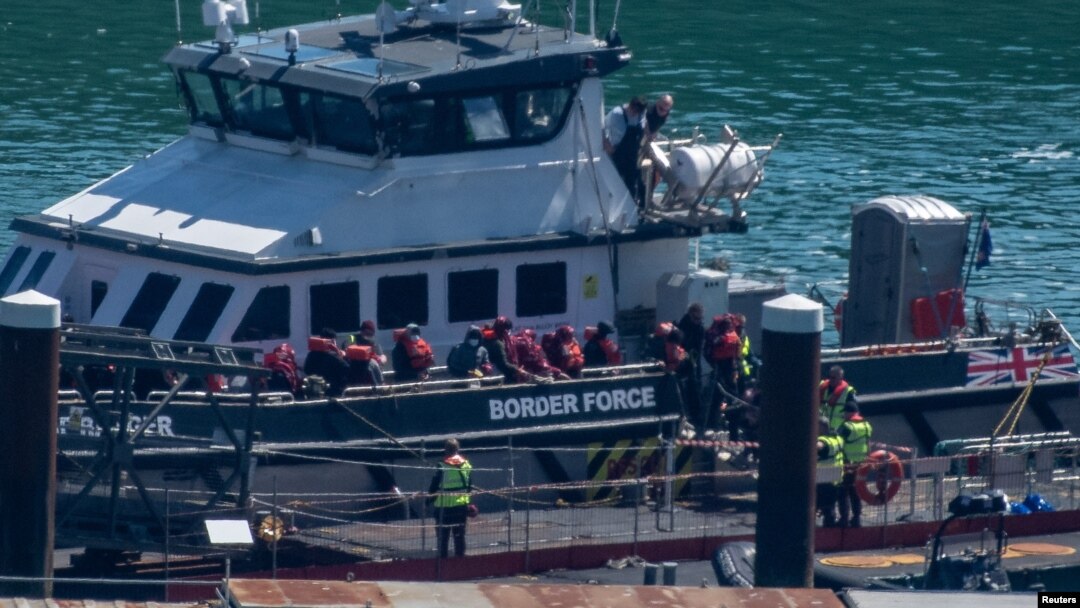 Orang-orang yang diyakini migran, turun dari kapal Pasukan Perbatasan Inggris setibanya di Pelabuhan Dover di Inggris, 29 April 2024. (REUTERS/Chris J. Ratcliffe)