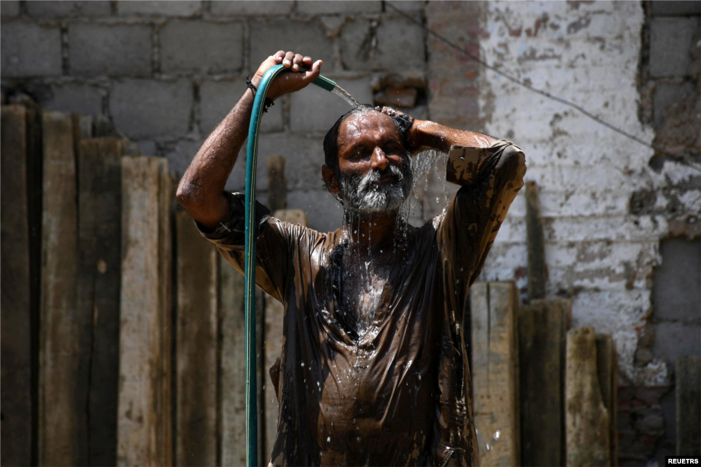 مردی در یک روز گرم تابستانی در حیدرآباد پاکستان