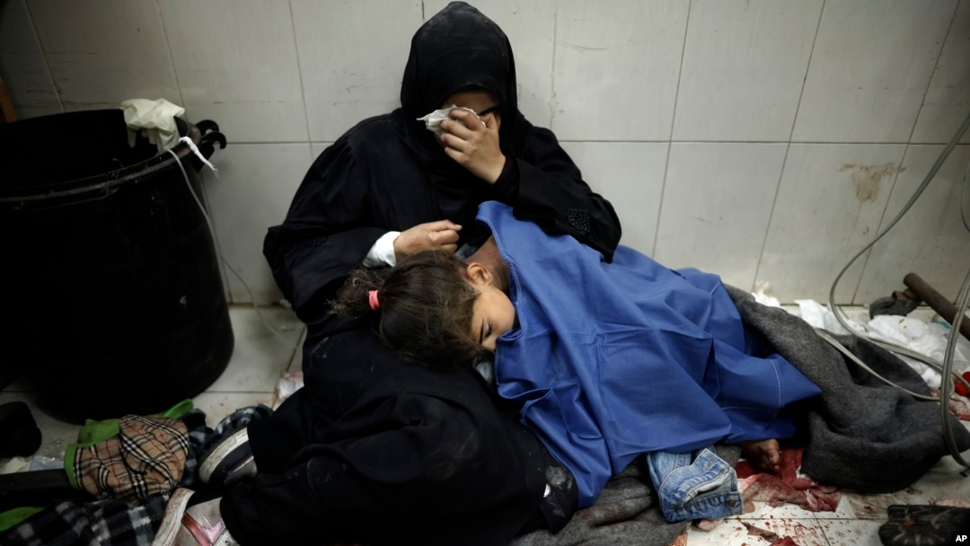Palestinka plače dok drži svoju ćerku, devojčicu ranjenu u izraelskom bombardovanju Pojasa Gaze, u bolnici Naser, u Kan Junisu, na jugu Pojasa Gaze, 22. januara 2024.
