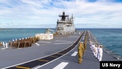资料照：澳大利亚皇家海军堪培拉号两栖攻击舰(HMAS Canberra）的官兵在驶往美国夏威夷珍珠港期间在甲板列队集合。（2022年6月28日）