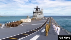 ແຟ້ມຮູບ-ລູກເຮືອຂອງກໍາປັ່ນ HMAS Canberra ລວມກັນຢູ່ຊັ້ນເທິງດາດຟ້າ ໃນຂະນະທີ່ກໍາປັ່ນແລ່ນເຂົ້າໄປທ່າPearl Harbor, ຮາວາຍ, ວັນທີ 28 ມິຖຸນາ 2022. 
