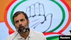 Pemimpin partai oposisi utama India, Rahul Gandhi, mengadakan konferensi pers, setelah ia didiskualifikasi sebagai anggota parlemen oleh parlemen India pada Jumat, di kantor pusat partai di New Delhi, 25 Maret 2023. (Foto: Reuters)