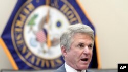 Senator Michael McCaul bertanya dalam sesi rapat Komite Urusan Luar Negeri DPR AS tentang Afghanistan yang digelar di Gedung Capitol, Washington, pada 17 Mei 2023. (Foto: AP/Mariam Zuhaib)