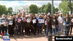 تجمع خانواده‌های زندانیان دوتابعیتی در مقابل کاخ سفید