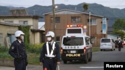 Polisi berdiri di dekat lokasi kejadian penikaman dan penembakan di Nakano, Prefektur Nagano, Jepang, 25 Mei 2023. (Kredit Wajib Kyodo via REUTERS)