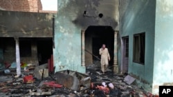 Sebuah rumah yang dirusak massa Muslim yang marah di Jaranwala di distrik Faisalabad, Pakistan, Kamis, 17 Agustus 2023. (Foto: AP)