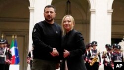 La primera ministra italiana Giorgia Meloni, a la derecha, y el presidente ucraniano Volodymyr Zelenskyy se dan la mano antes de una reunión en el Palacio Chigi, Roma, el 13 de mayo de 2023. Zelenskyy se reunirá con el Papa más tarde.