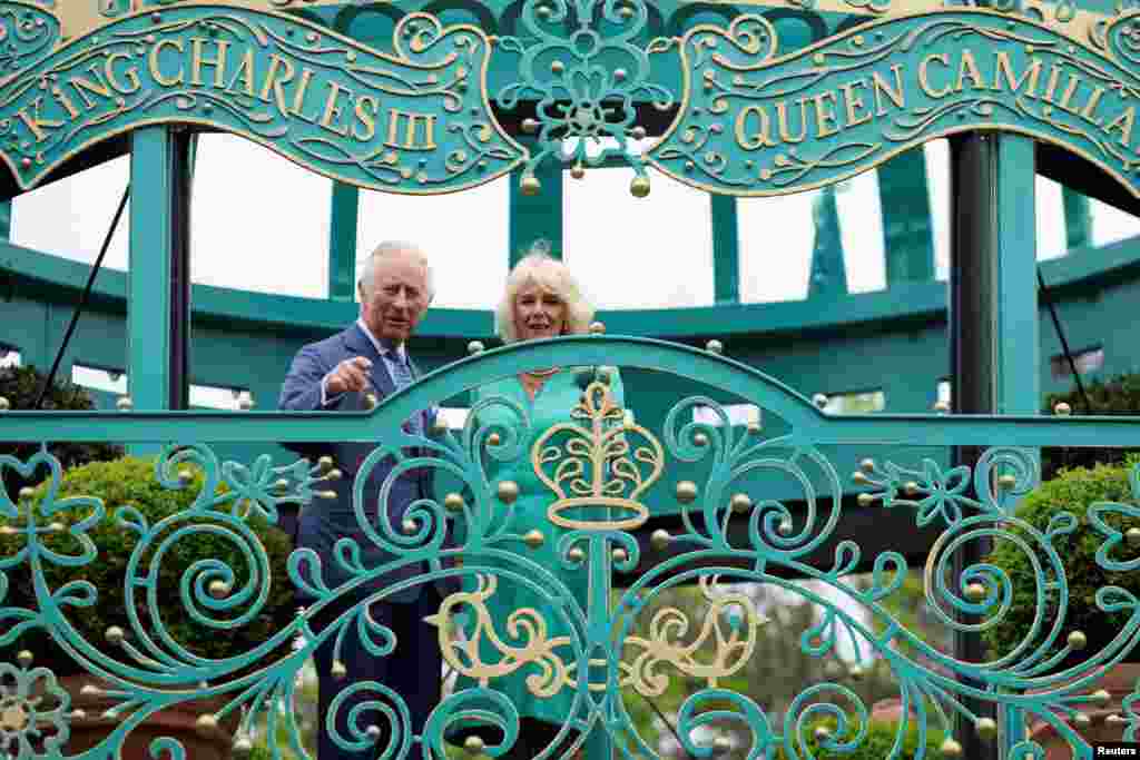 Британскиот крал Чарлс и кралицата Камила присуствуваат на отворањето на новата градина во Њутаун-аби, Северна Ирска.