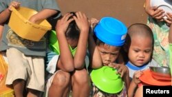 (ယခင်မှတ်တမ်းရုပ်ပုံ) ဖိလစ်ပိုင်နိုင်ငံမနီလာမြို့မှာ အစားအသောက်ဝေငှမှာကိုစောင့်နေကြတဲ့ ကလေးငယ်တွေ
