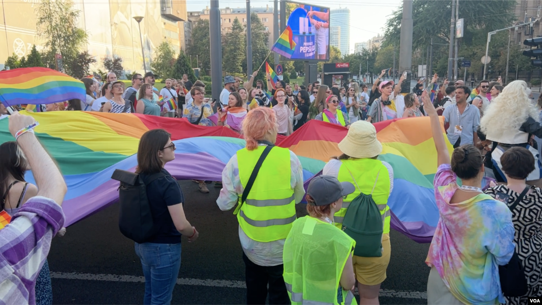 Velika zastava u duginim bojama razvijena je tokom šetnje ispred zgrade vlade Srbije