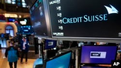 Papan nama bank Swiss, Credit Suisse, di lantai perdagangan Bursa Saham New York, di New York, Rabu, 15 Maret 2023. (Foto: Seth Wenig/AP Photo)