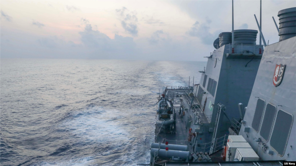美国海军发布“米利厄斯”号导弹驱逐舰（USS Milius）2023年4月10日进入了南中国海的米斯奇夫礁( Mischief Reef 中国称美济礁)12海里以内航行的照片。(photo:VOA)