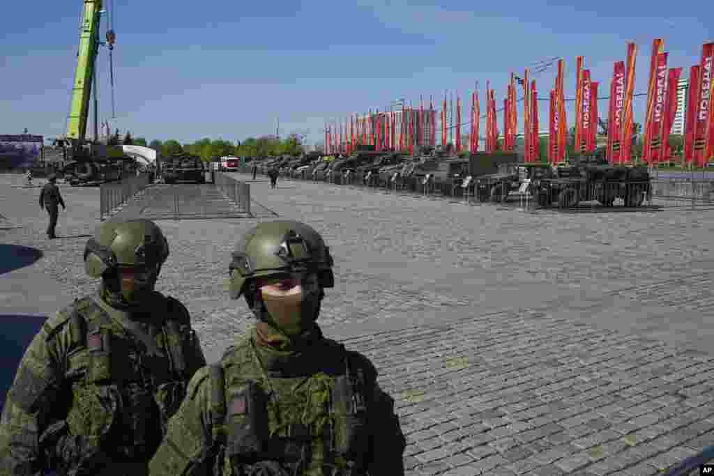 Soldados rusos custodian un área con vehículos militares blindados en la exhibición&nbsp;que permanecerá abierta durante un mes en un lugar conmemorativo de la Segunda Guerra Mundial en el oeste de Moscú. La muestra también incluye armas de fuego, documentos militares y otros documentos.&nbsp;