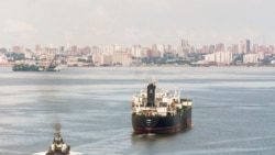 Sebuah kapal tanker pembawa minyak tampak berlayar di Danau Maracaibo di Cabimas, Venezuela, pada 14 Oktober 2022. (Foto: Reuters/Issac Urrutia)