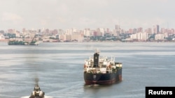 Sebuah kapal tanker pembawa minyak tampak berlayar di Danau Maracaibo di Cabimas, Venezuela, pada 14 Oktober 2022. (Foto: Reuters/Issac Urrutia)