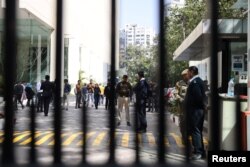 Petugas polisi berdiri di luar gedung yang memiliki kantor BBC, tempat petugas pajak penghasilan melakukan penggeledahan, di New Delhi, India, 14 Februari 2023. (Foto: REUTERS/Anushree Fadnavis)