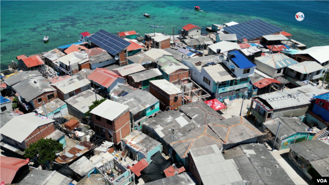 Santa Cruz, una isla sobrepoblada en el caribe colombiano busca permanecer en pie mientras el cambio climático le juega en contra.