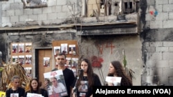 Ella Ben Ami y su familia hablan junto a su casa destruida por Hamás el pasado 7 de octubre