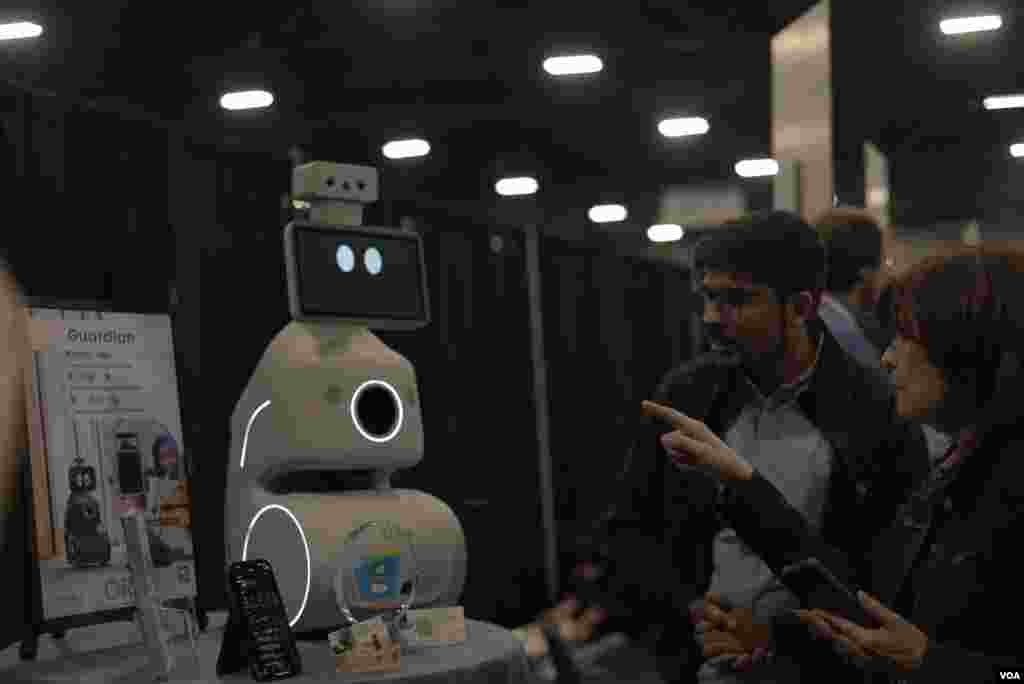 El robot Oro acompaña, distrae y juega con los perros cuando sus dueños no están en casa. Fue uno de los productos ganadores creados por empresas emergentes y presentado en la feria CES celebrada en Las Vegas (Nevada), EEUU [Foto: Alex Segura/Gina Solórzano]