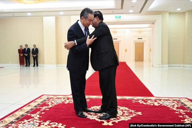 Cambodian Prime Minister Hun Sen, right, hugs Chinese Foreign Minister Wang Yi during a meeting in Peace Palace in Phnom Penh, Aug. 13, 2023. (Kok Ky/Cambodia's Government Cabinet)