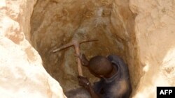 Foto ilustrasi yang menunjukkan seorang penambang tampak menggali lubang di lokasi penambangan emas di Kafa-Koira, di selatan Niamey, Niger, pada 25 April 2017. (Foto: AFP/Boureima Hama)