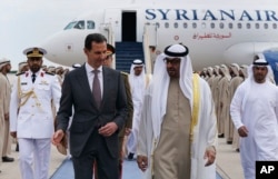 Presiden Suriah Bashar Assad, kiri, berbicara dengan Presiden UEA Sheikh Mohammed bin Zayed Al-Nahyan, di Abu Dhabi, Uni Emirat Arab, 19 Maret 2023. (Foto: via AP)