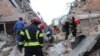 乌克兰救援人员在基辅被俄罗斯无人机炸毁的建筑中寻找幸存者。（2023年3月22日）