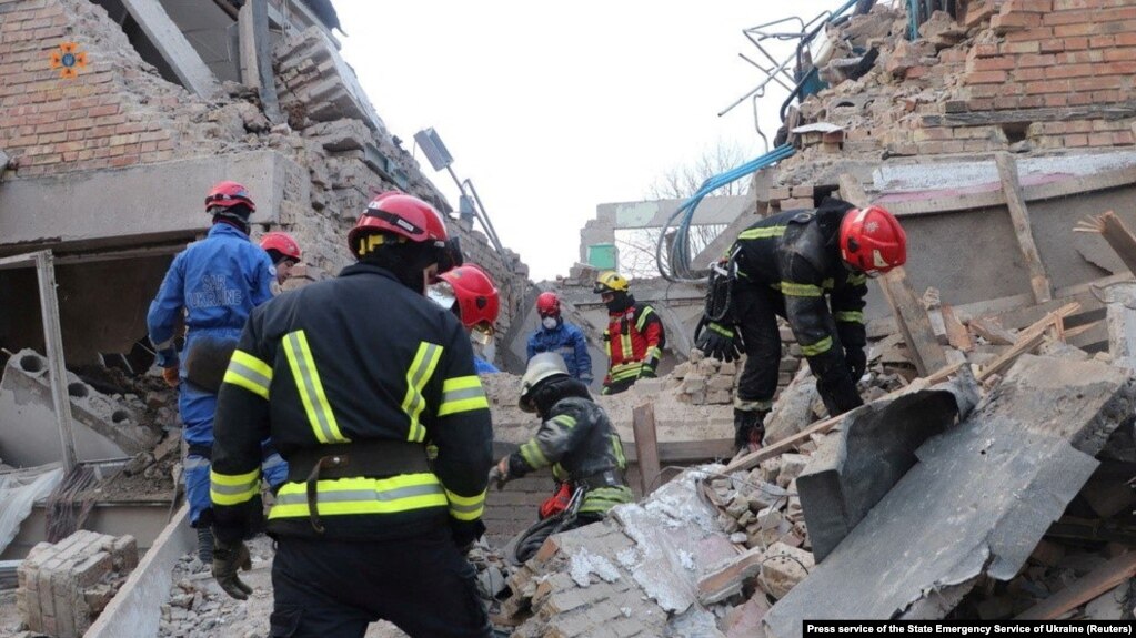 乌克兰救援人员在基辅被俄罗斯无人机炸毁的建筑中寻找幸存者。（2023年3月22日）(photo:VOA)