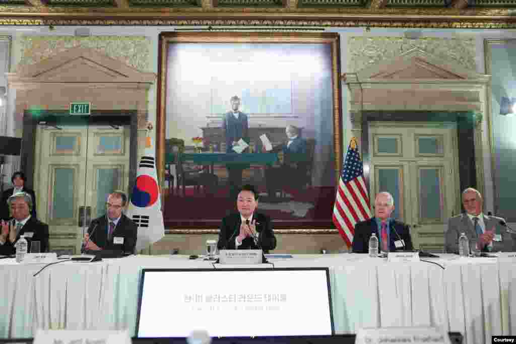 미국을 국빈 방문 중인 윤석열 한국 대통령이 28일 보스턴에서 ‘한-미 클러스터 라운드 테이블’을 개최했다. 사진 = 한국 대통령실.