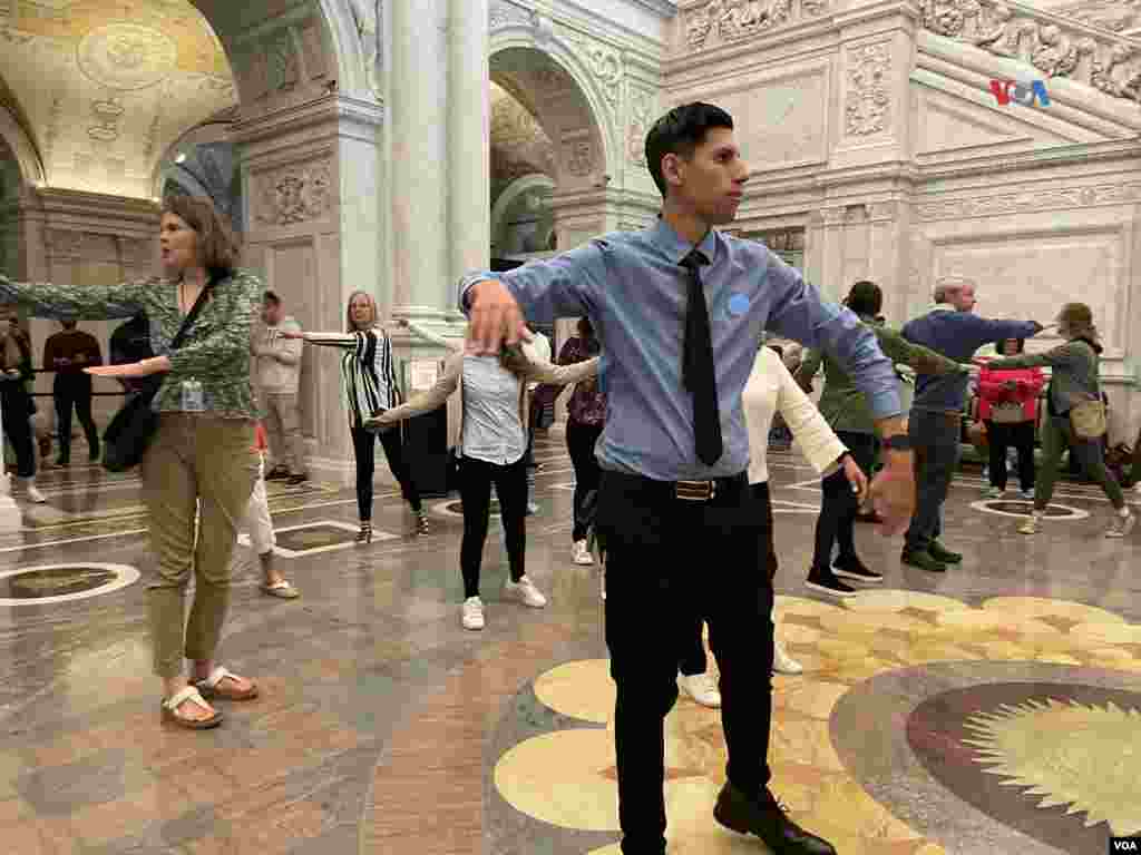 Visitantes a la biblioteca del Congreso se animaron a tomar la clase de danzón atraídos por el ritmo.