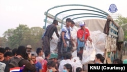 ภาพการจัดส่งความช่วยเหลือในเขตพื้นที่ของกองกำลังสหภาพแห่งชาติกะเหรี่ยง (KNU) เผยแพร่เป็นสาธารณะในเพจเฟซบุ๊ค Karen National Union เมื่อ 27 มีนาคม 2024
