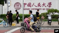 FILE - Suasana di jalanan Beijing di luar dinding kampus Universitas Renmin China, 22 Juli 2024.