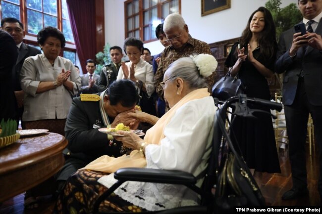 Prabowo Subianto sungkem kepada bibinya, Sukartini Silitonga-Djojohadikusumo, adik mendiang ayah Prabowo, Soemitro Djojohadikusumo, dalam acara syukuran di kediamannya usai penganugerahan pangkat istimewa, di Jakarta, Rabu, 28 Februari 2024. (Foto: TPN Prabowo-Gibran)
